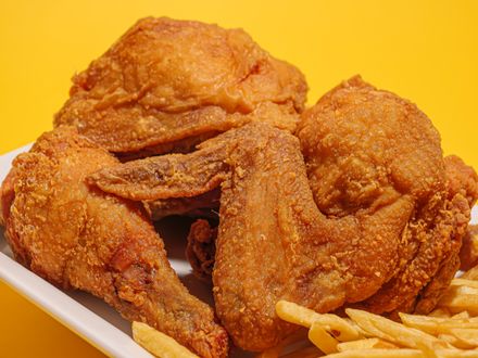 Fried chicken platter with fries — photo by Gonzalo Ruiz on Pexels