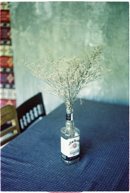 Imagine de stoc gratuită din 35mm, alcool sticla, față de masă