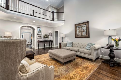 Free Spacious living room interior featuring elegant furniture and modern design elements for a cozy, inviting ambiance. Stock Photo
