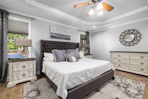Free Beautifully designed modern bedroom with plush cushions and elegant decor. Stock Photo