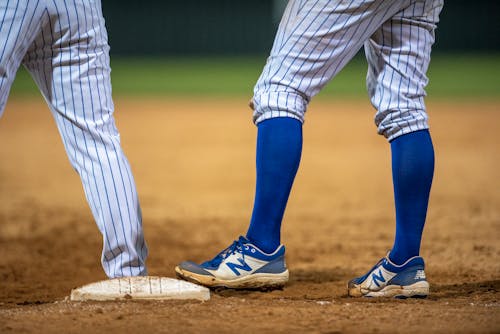 Fotos de stock gratuitas de blanco y azul, calcetines hasta la rodilla, calzado