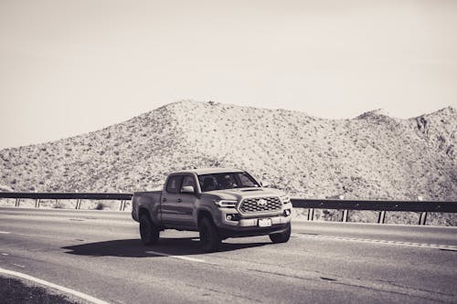 Foto d'estoc gratuïta de blanc i negre, camioneta, carretera