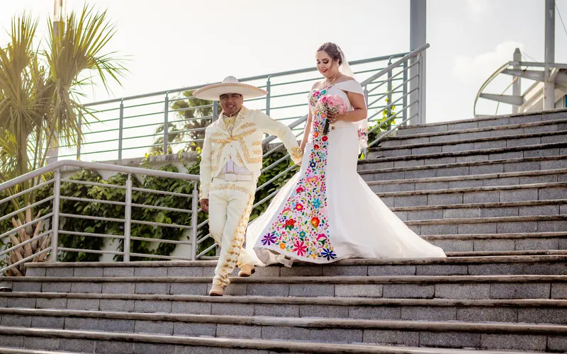 novia probándose vestido color champán crepe satén