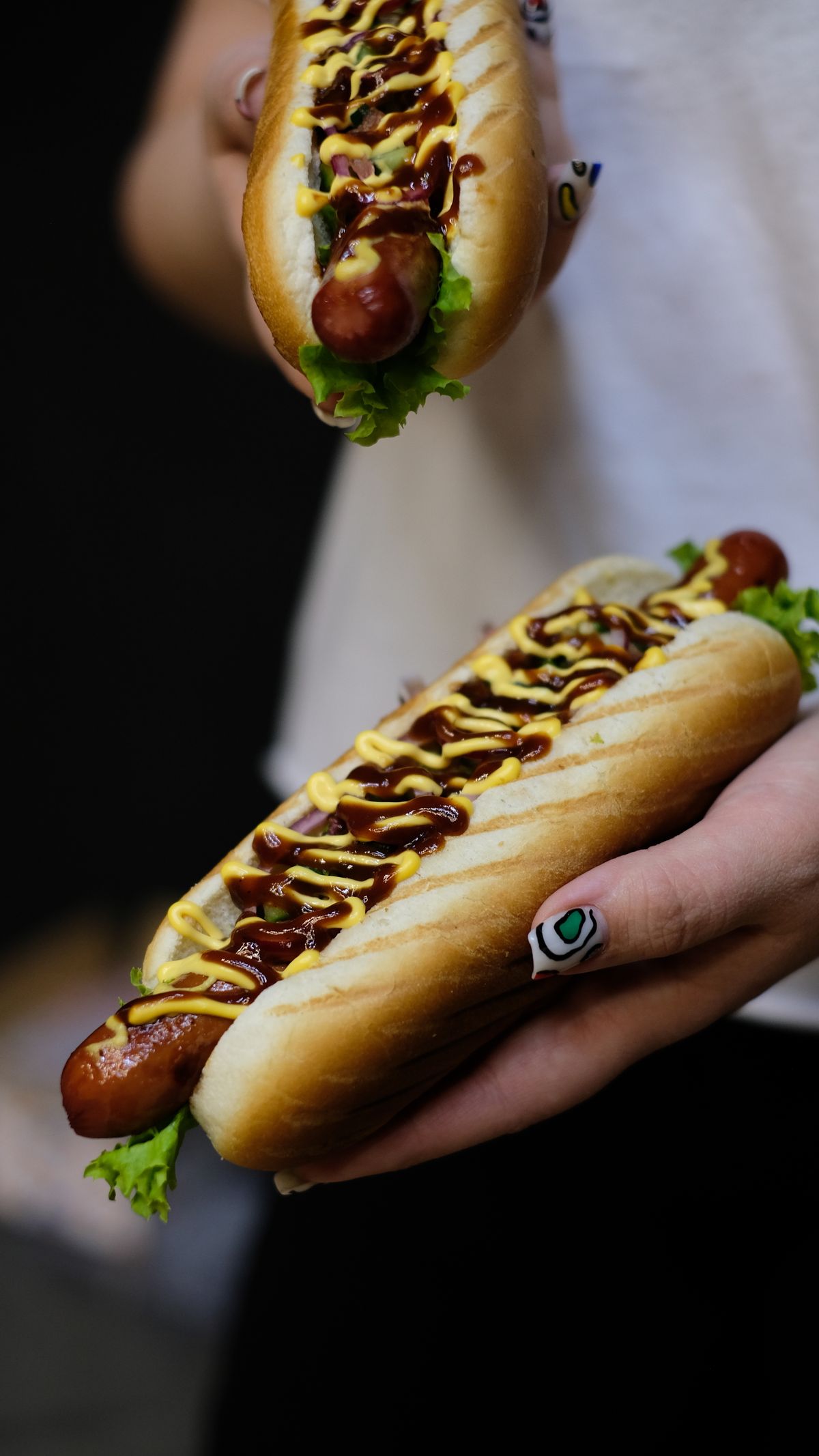 Hotdogs met ketchup en mosterd in zachte broodjes