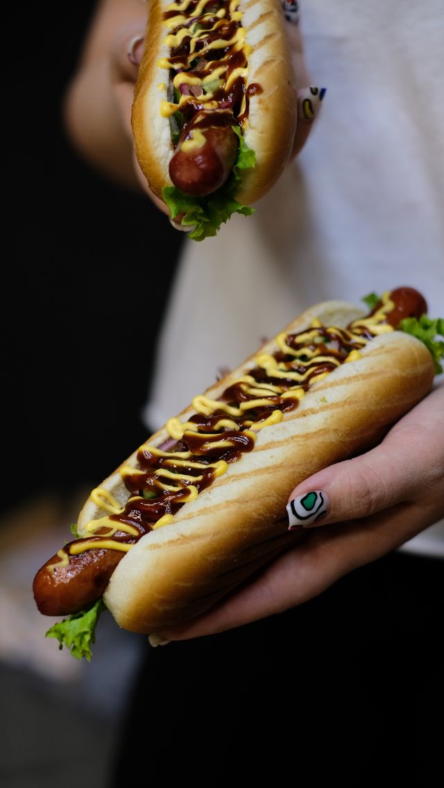 Hotdogs met ketchup en mosterd in zachte broodjes