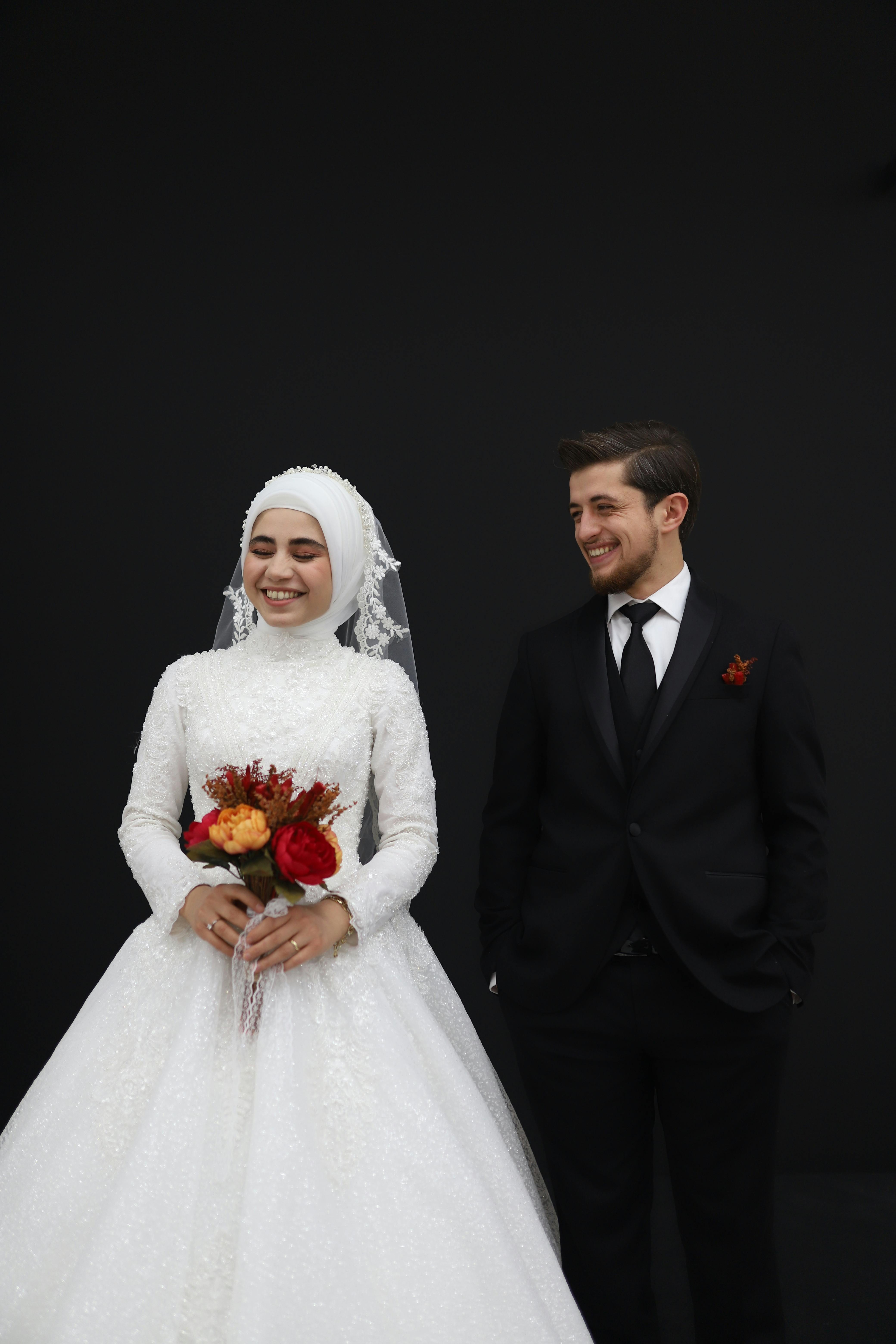 For their destination wedding on Johns Island, Ayesha Siddiqi and Brian  Guzman incorporated plenty o… | Pakistani bridal dresses, Groom outfit,  Couple wedding dress