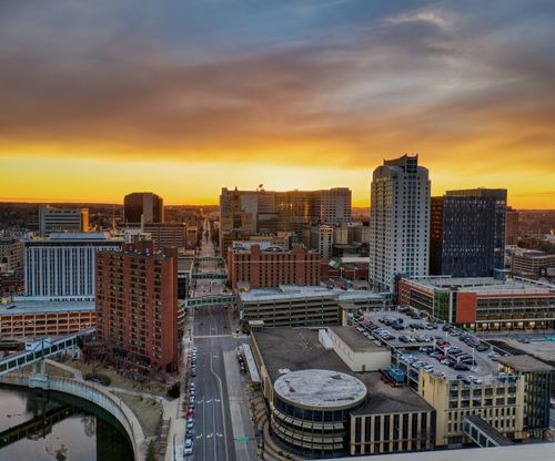 Free A stunning aerial view of Rochester, MN skyline at sunset capturing urban architecture. Stock Photo