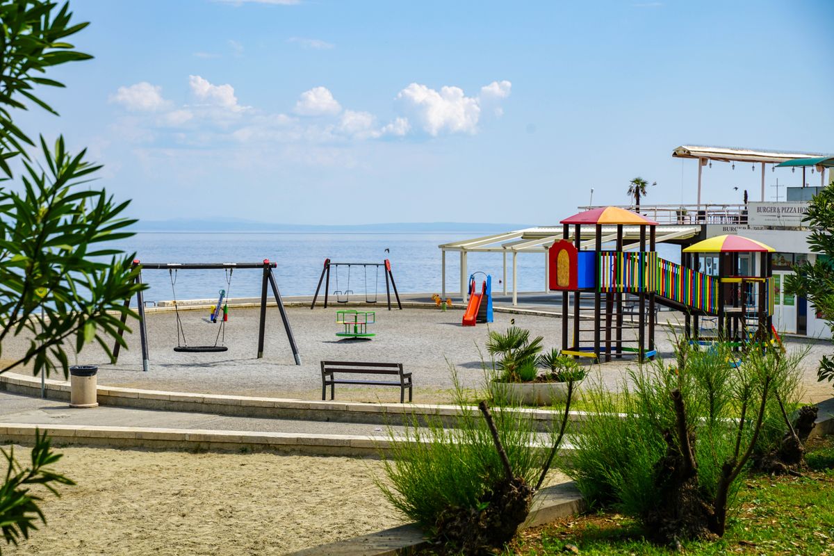 Loc de joacă amenajat chiar lângă malul mării la Opatija, în Croația