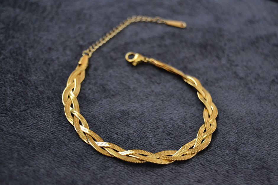 Comparison of different chain textures including box, rope, cable, and curb links - 20 inch thin gold chain Comparison of different chain textures including box, rope, cable, and curb links - 20 inch thin gold chain