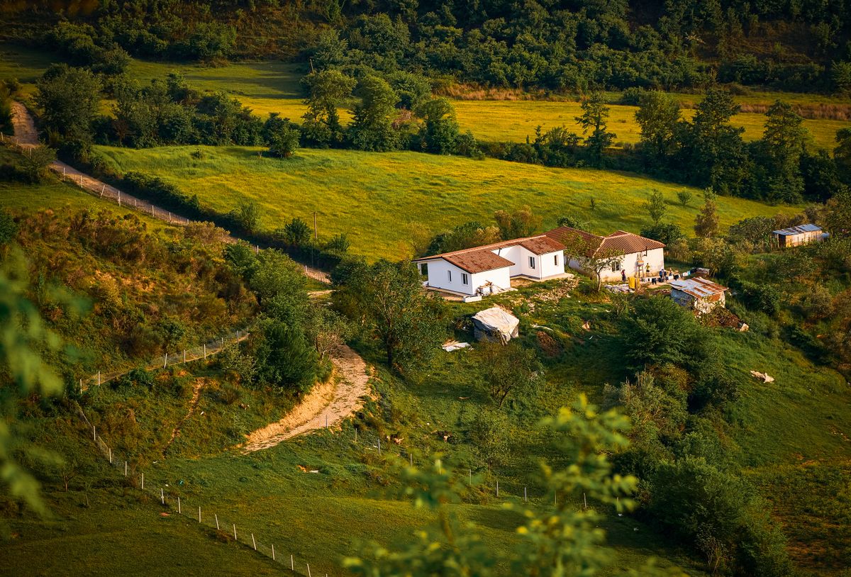 Vedere aeriană cu o casă la țară