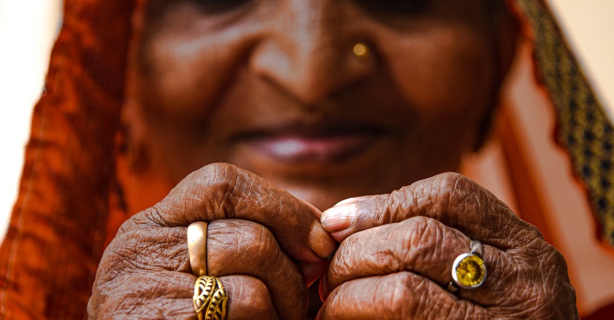 What does oblige meaning in Hindi