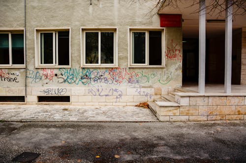 Fotos de stock gratuitas de escaleras, exterior del edificio, graffiti