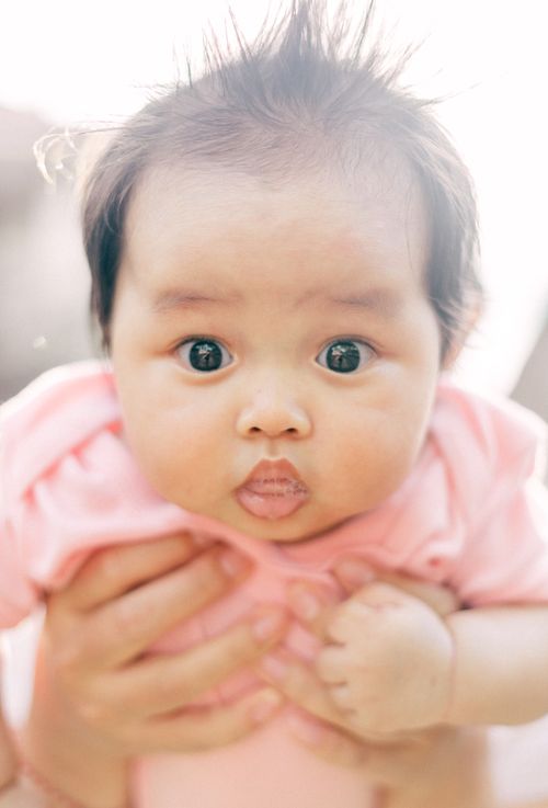 Free A close-up shot of a cute baby with captivating eyes, showcasing innocence and charm. Stock Photo