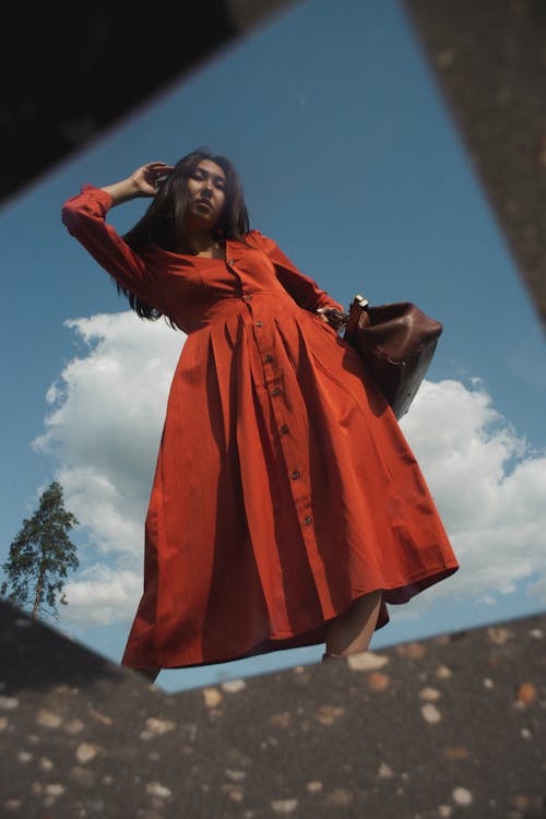 Femme En Robe Rouge Posant