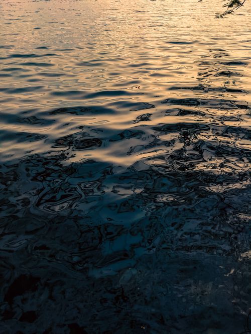 Free Capture of gentle ripples on a lake's surface during sunset, showcasing texture and warmth. Stock Photo
