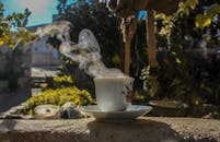 在叙利亚阿克拉巴特，阳光明媚的户外，喝一杯热气腾腾的咖啡