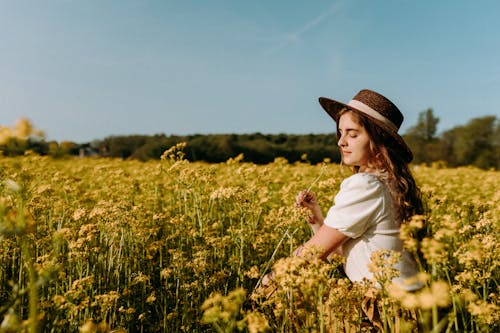 Ragazza Nel Campo Di Fiori Gialli