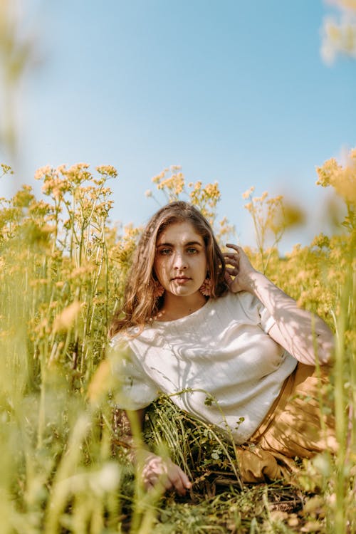 Pretty Woman Posing om Flower Field