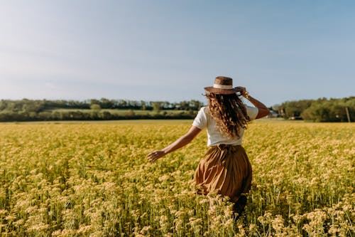 Девушка в желтом цветочном поле