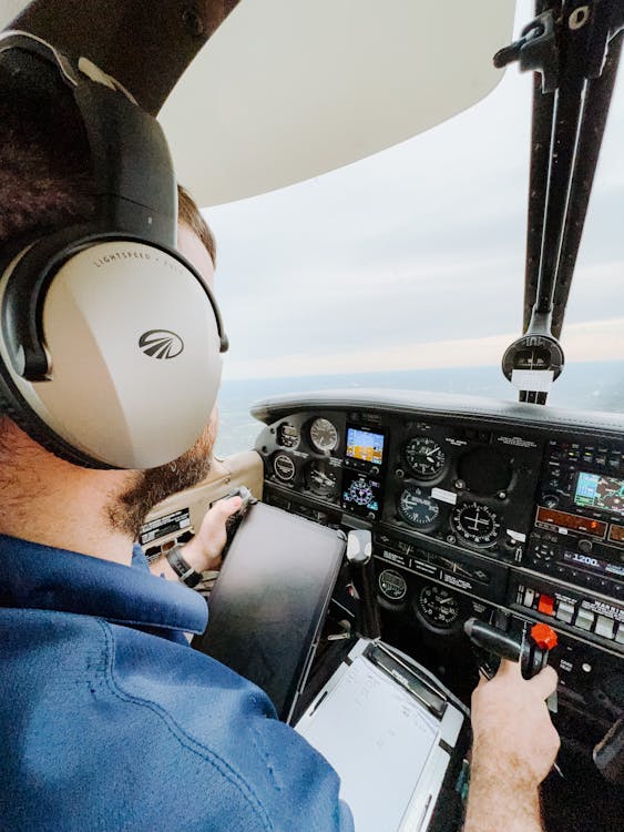 Foto d'estoc gratuïta de assegut, auriculars, avió