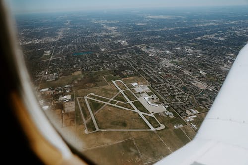 Immagine gratuita di finestra dell'aeroplano, viaggio aereo, vista aerea