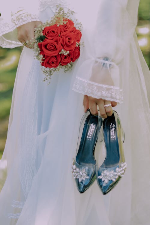 Photos gratuites de bouquet de fleurs, chaussures de mariage, femme