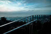 从金属栏杆处望去，黎明时分的城市景观显得格外优雅