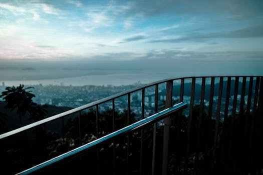 从金属栏杆处望去，黎明时分的城市景观显得格外优雅