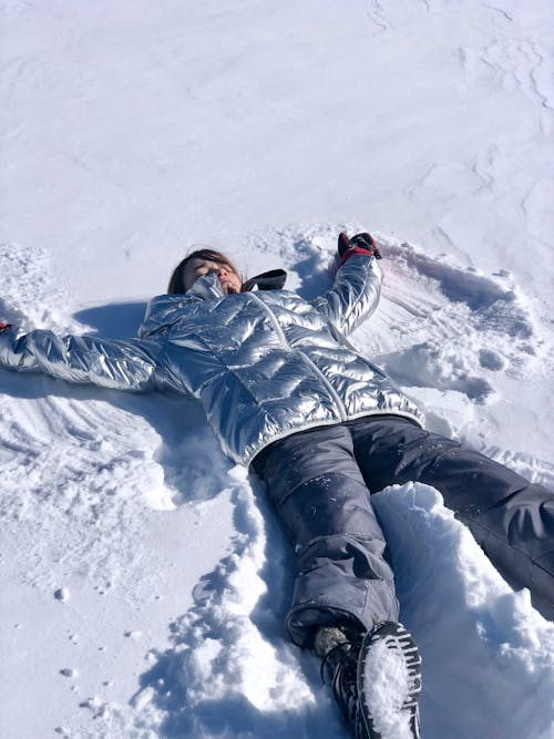 Безкоштовне стокове фото на тему «ангел сніг, вертикальні постріл, жінка»