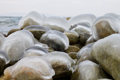 Steine mit Eisschicht