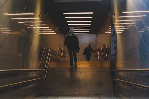 Fotos de stock gratuitas de andén de metro, bajando, escaleras
