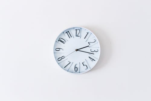 Kostenloses Stock Foto zu minimalist, wanduhr, weiße wand