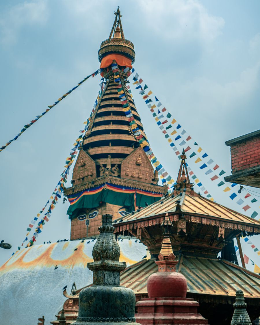 A estupa dourada de Swayambhunath com bandeiras de oração, no alto da colina