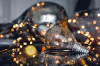 湿漉漉的灯泡和童话般的灯光在特写镜头下映照在一个表面上