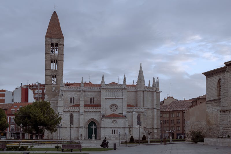 Église gothique avec clocher à Valladolid, Espagne, sous un ciel nuageux
