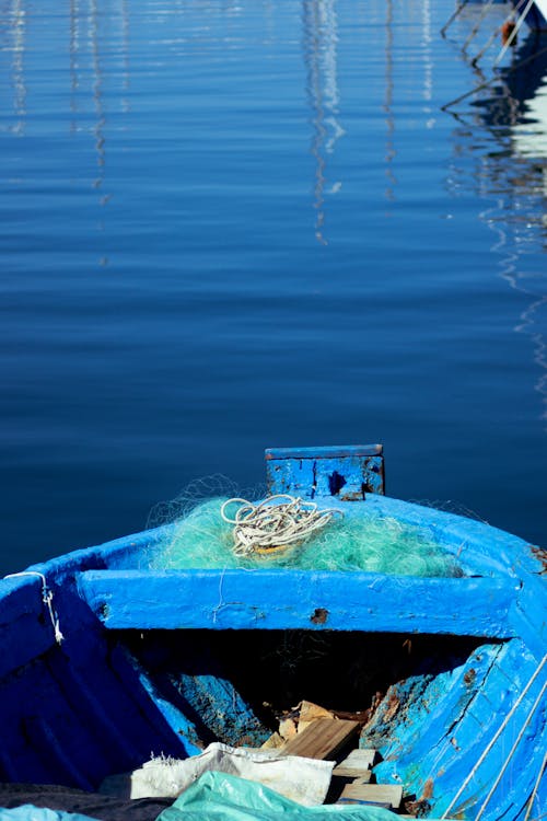 Gratis lagerfoto af blå båd, blå sø, fiskenet