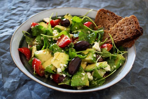 Ensalada De Verduras Con Pan De Trigo Al Lado