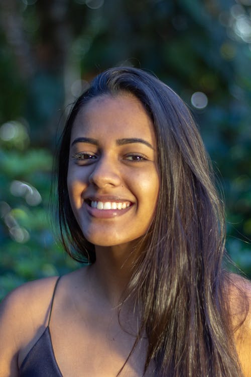 Foco Raso Fotografia De Mulher De Cabelo Preto