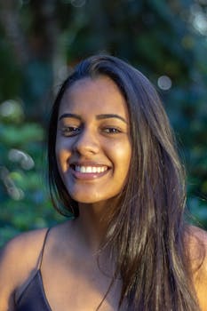 在巴西中心，一位微笑的女人享受着阳光明媚的一天