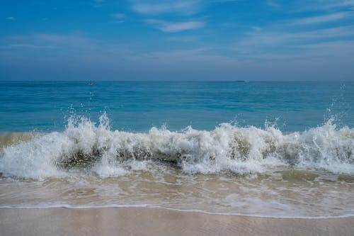 Бесплатное стоковое фото с вода, волны, голубое небо
