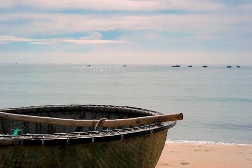 бесплатная Коричневая деревянная лодка на берегу Стоковое фото