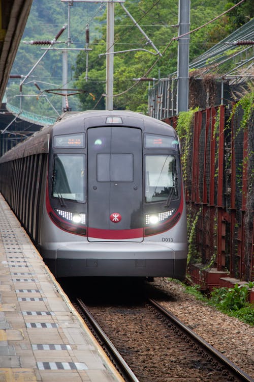 Kostenloses Stock Foto zu lokomotive, öffentliche verkehrsmittel, plattform