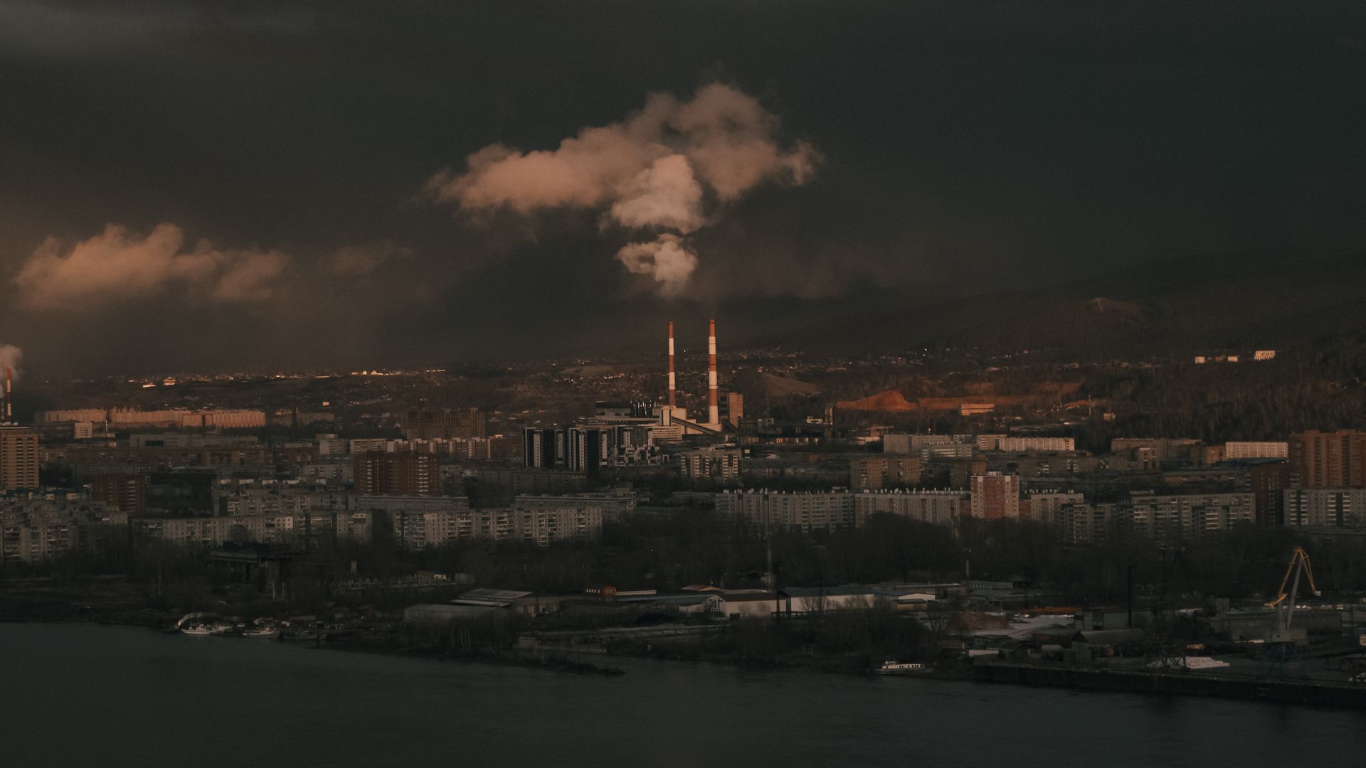 El perfil de una ciudad envuelto en humo por la noche