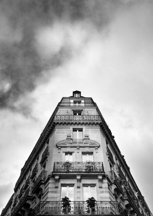 Darmowe zdjęcie z galerii z budynek betonowy, czarny i biały, monochromatyczny
