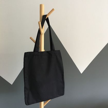 Woven tote bag, photo by Stephanie Ho on Pexels