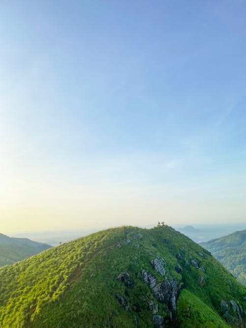 бесплатная Бесплатное стоковое фото с вертикальный выстрел, вершина горы, вид на горы Стоковое фото