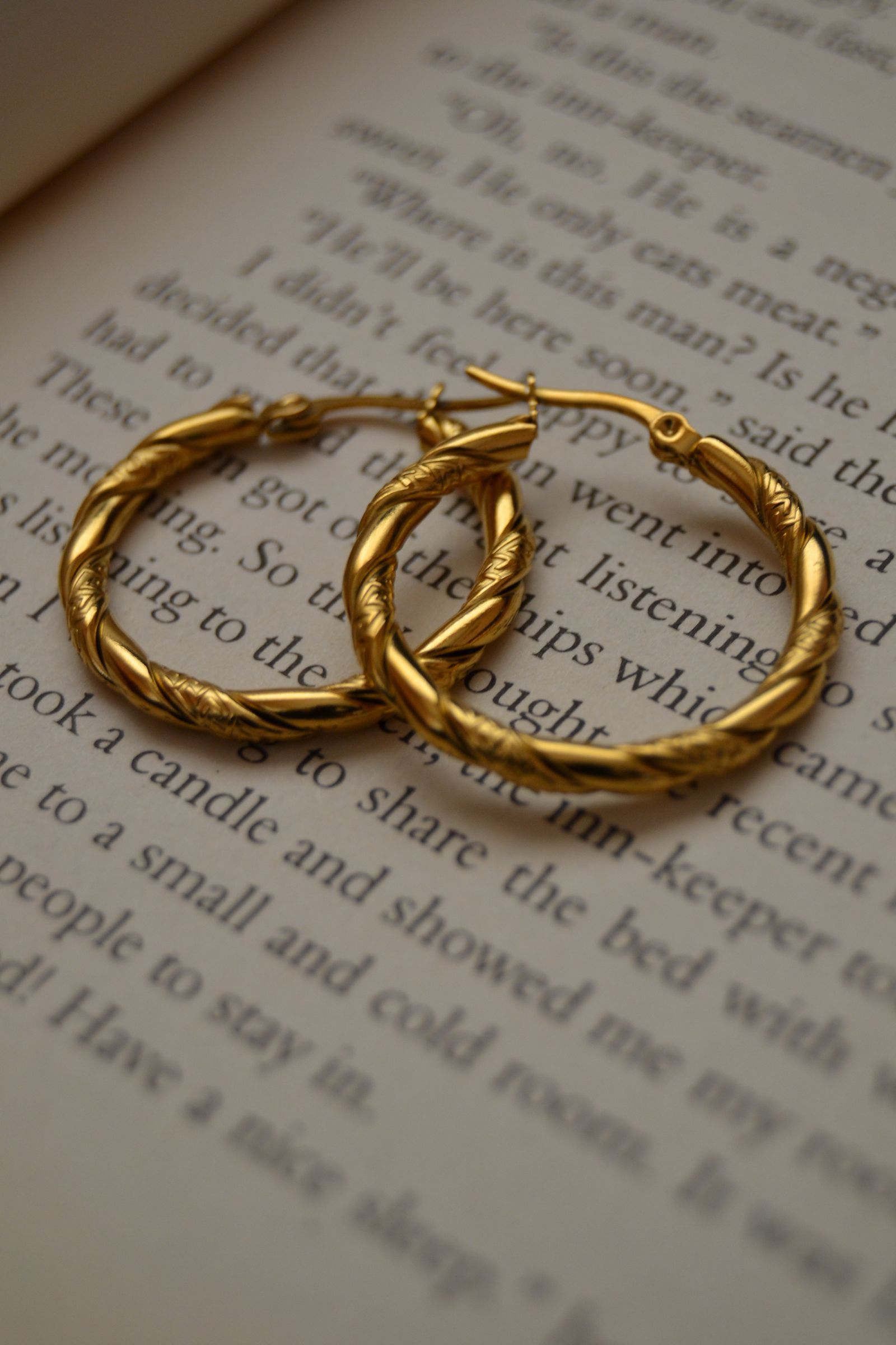 Aretes dorados de diseño escultórico