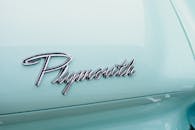 这辆老爷车的普利茅斯镀铬标志，采用了浅蓝色油漆和时尚设计