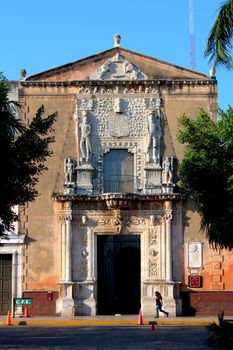 Front view of the historical Museo Casa Montejo in Mérida, showcasing colonial architecture.