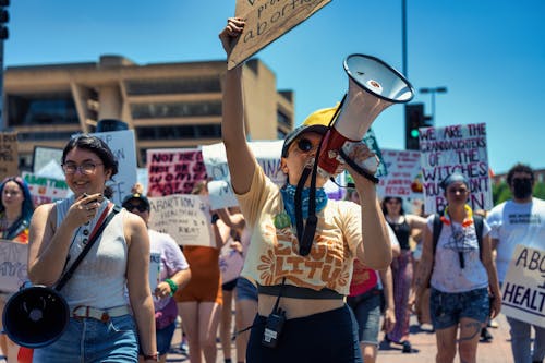 Безкоштовне стокове фото на тему «жінки, мегафон, мирного протесту»